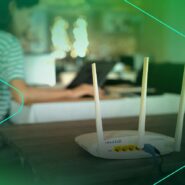 Roteador Wi-Fi em ambiente doméstico com usuário ao fundo