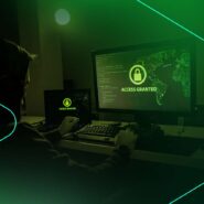 Homem trabalhando com segurança cibernética em computador.