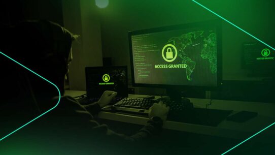 Homem trabalhando com segurança cibernética em computador.