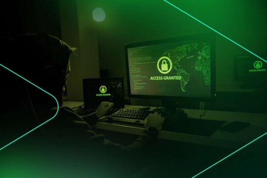 Homem trabalhando com segurança cibernética em computador.