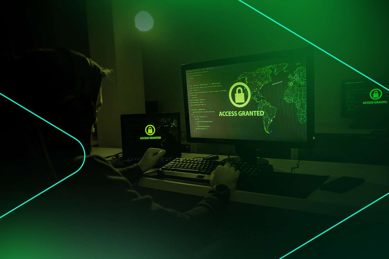 Homem trabalhando com segurança cibernética em computador.