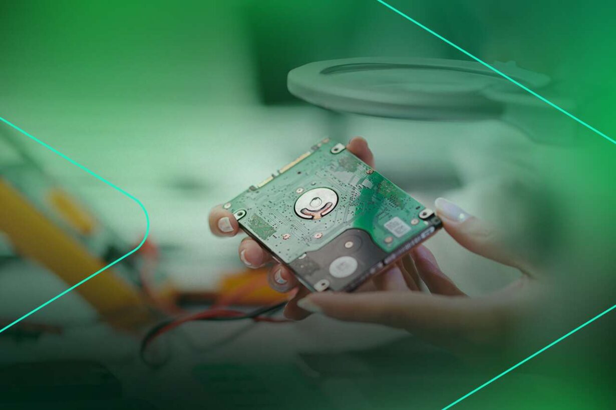 Técnico analisando disco rígido com lupa