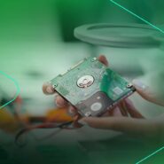 Técnico analisando disco rígido com lupa