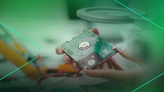 Técnico analisando disco rígido com lupa