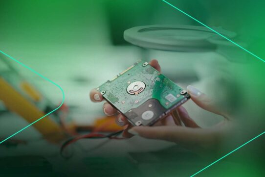 Técnico analisando disco rígido com lupa