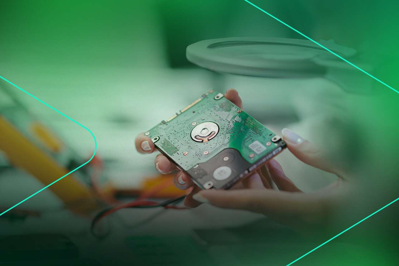 Técnico analisando disco rígido com lupa