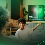 Criança assistindo TV em ambiente aconchegante