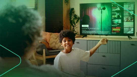 Criança assistindo TV em ambiente aconchegante
