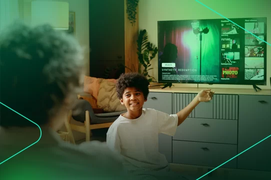 Criança assistindo TV em ambiente aconchegante