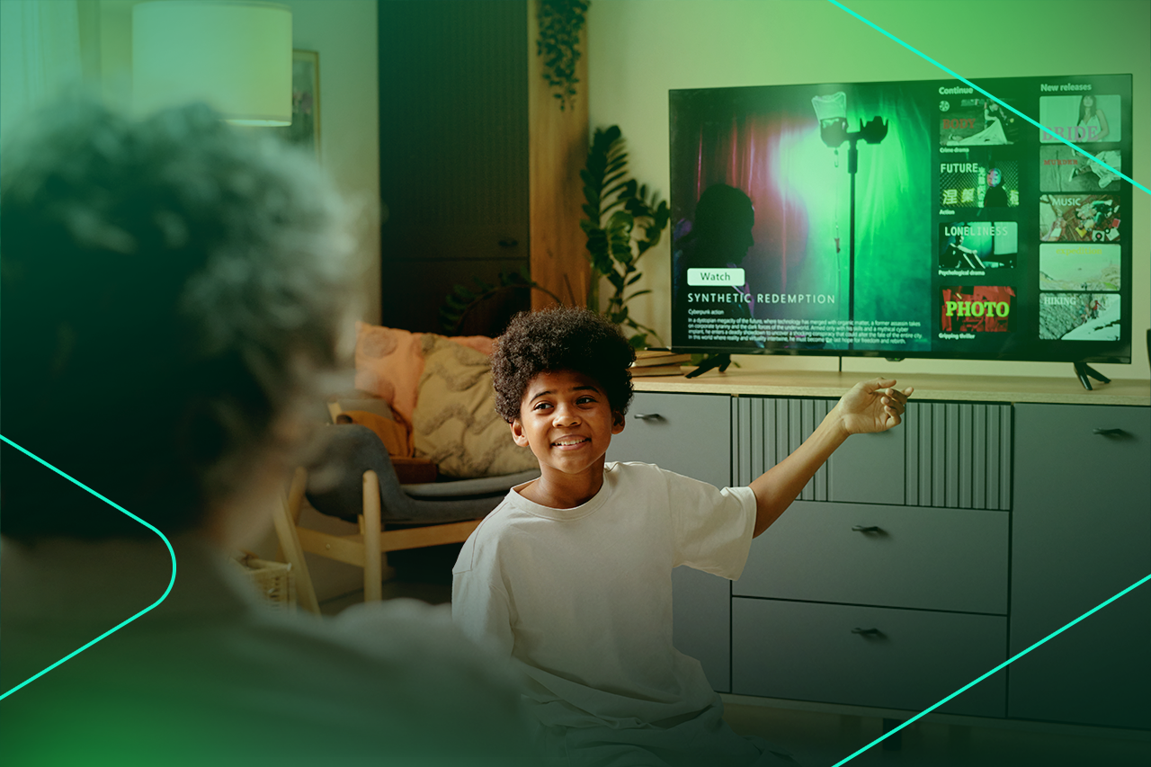 Criança assistindo TV em ambiente aconchegante