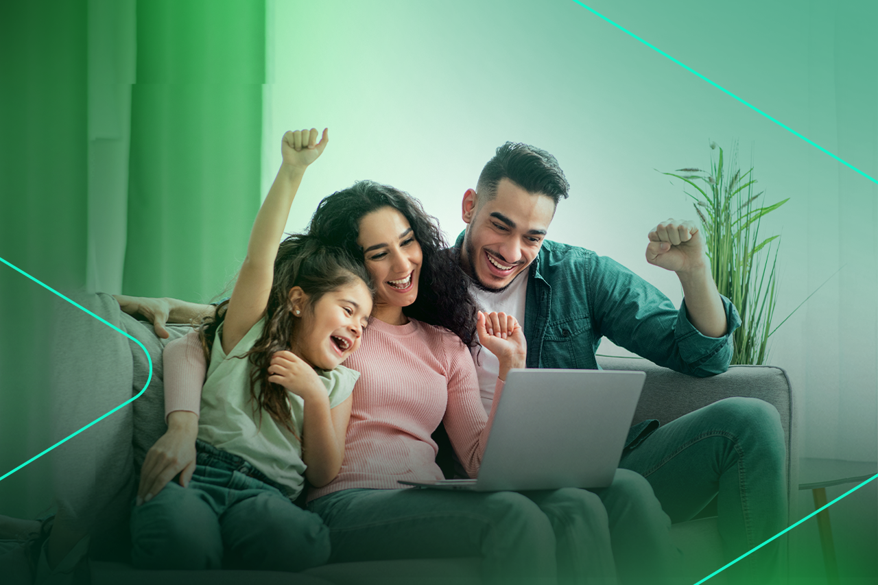Família feliz comemorando assistindo no computador