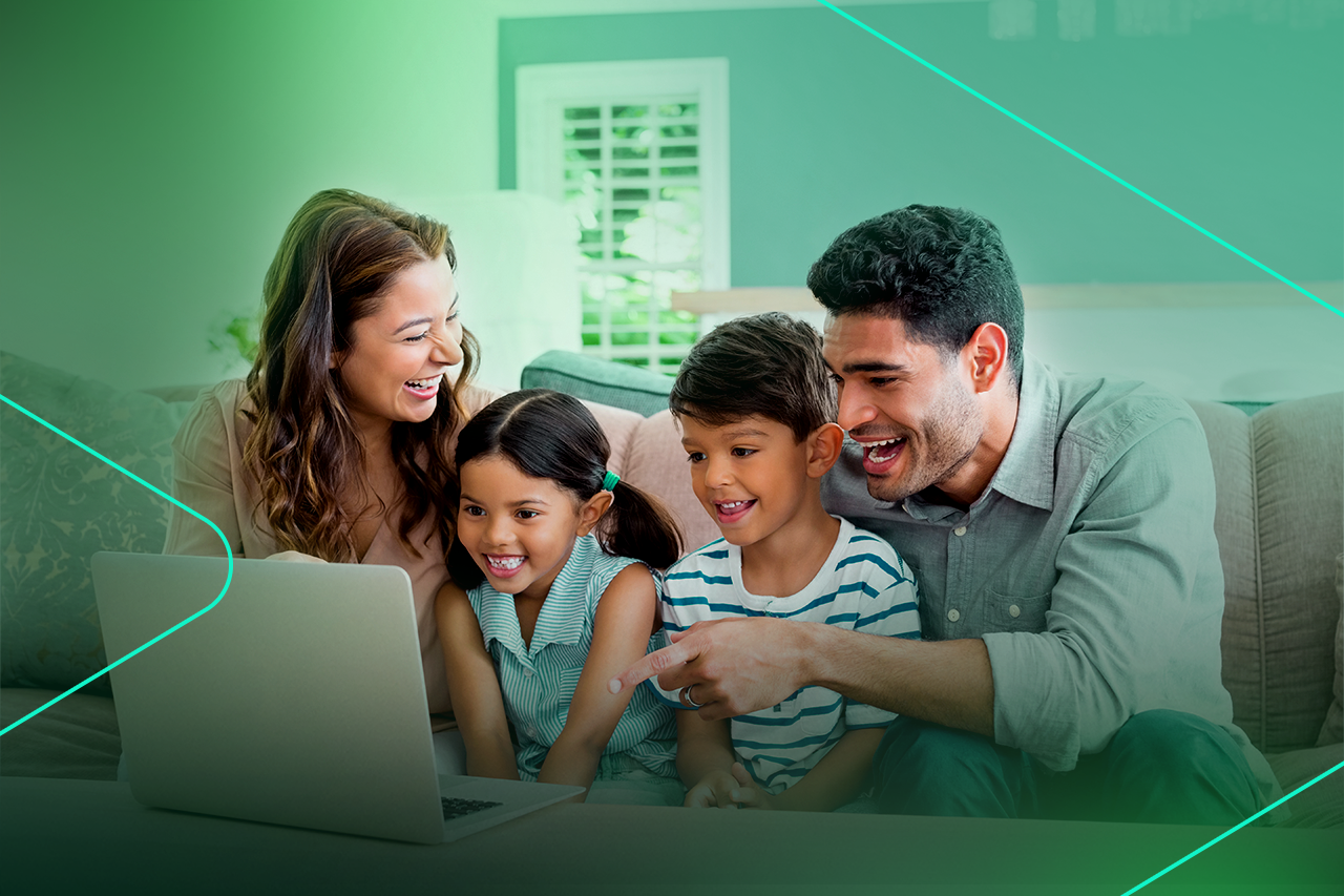 Família sorridente assistindo algo em um laptop