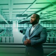 Homem em traje formal em data center moderno