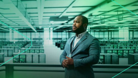 Homem em traje formal em data center moderno