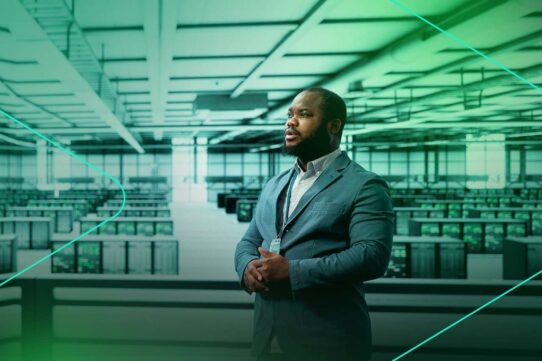Homem em traje formal em data center moderno