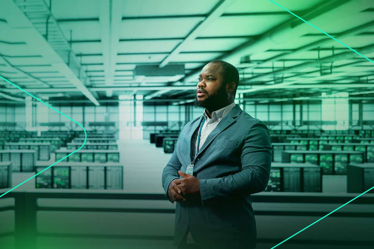 Homem em traje formal em data center moderno
