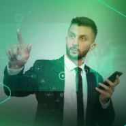 Homem interagindo com tecnologia