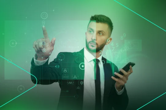 Homem interagindo com tecnologia