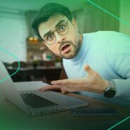 Homem surpreso usando laptop em casa