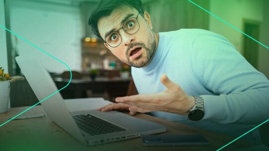 Homem surpreso usando laptop em casa