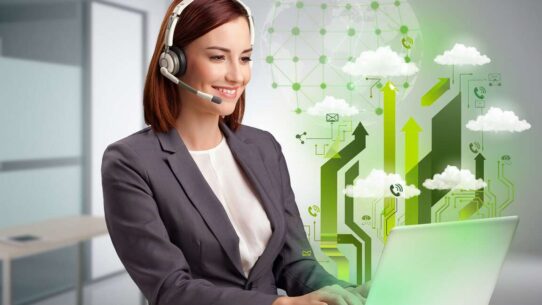 Mulher com headset trabalhando em computador moderno.