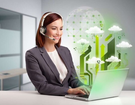Mulher com headset trabalhando em computador moderno.