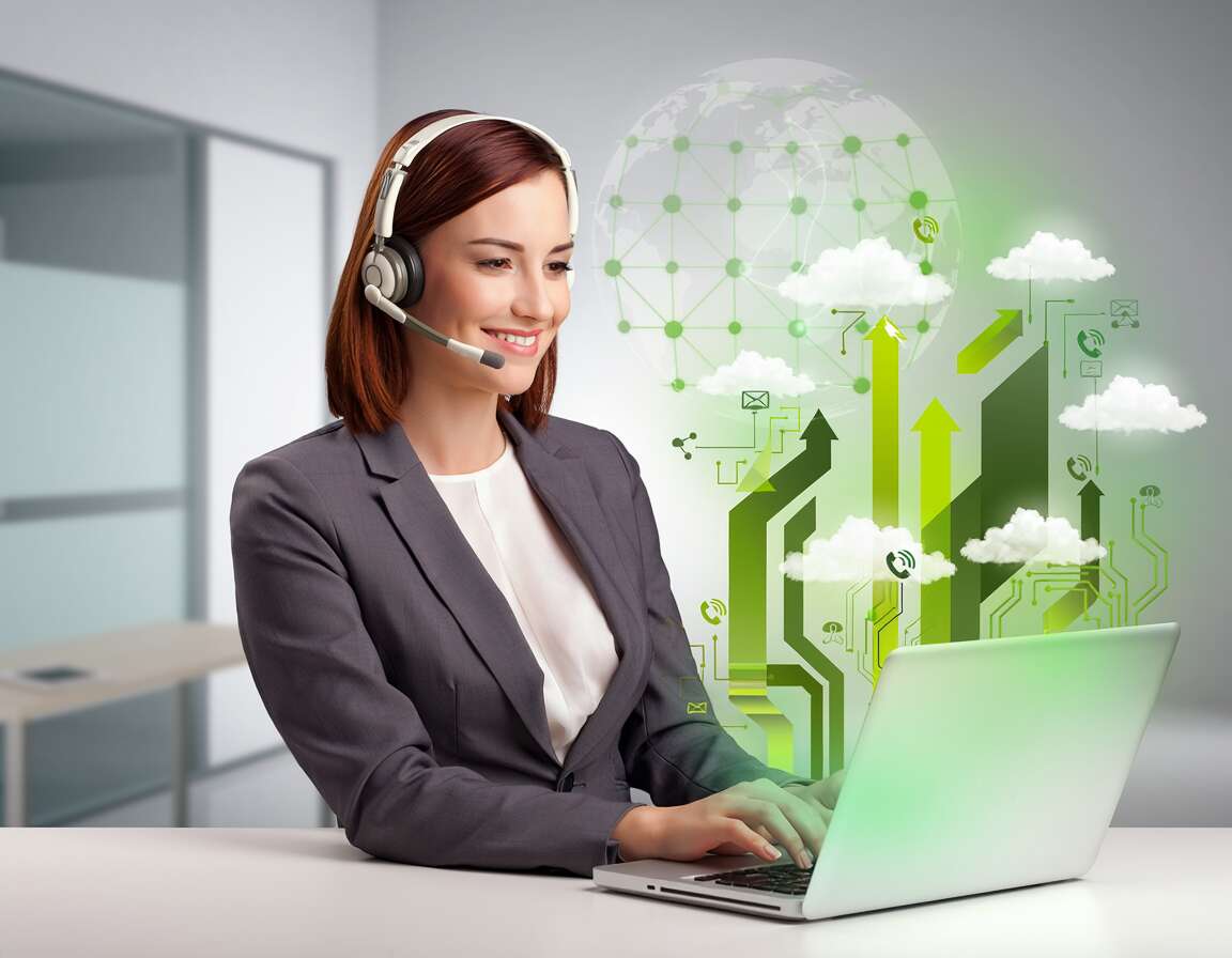 Mulher com headset trabalhando em computador moderno.