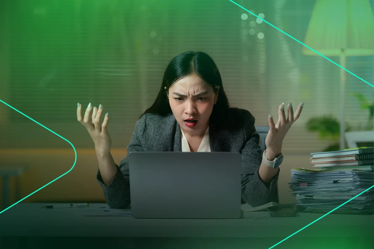Mulher irritada trabalhando no computador