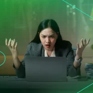 Mulher irritada trabalhando no computador
