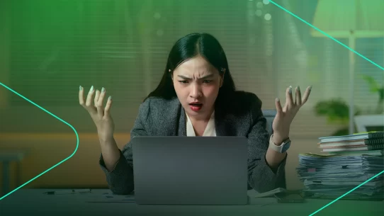 Mulher irritada trabalhando no computador