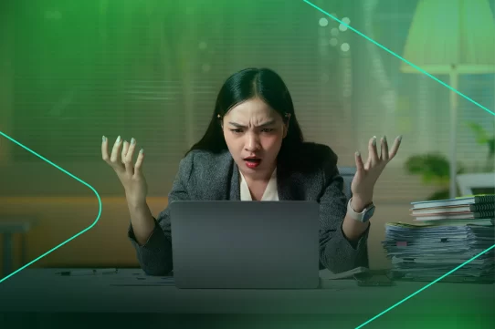 Mulher irritada trabalhando no computador