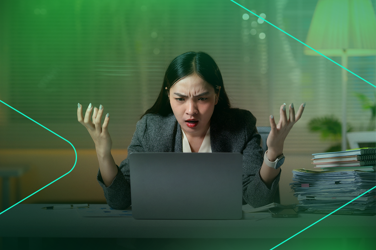 Mulher irritada trabalhando no computador