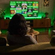 Pessoa assistindo TV em ambiente confortavel.