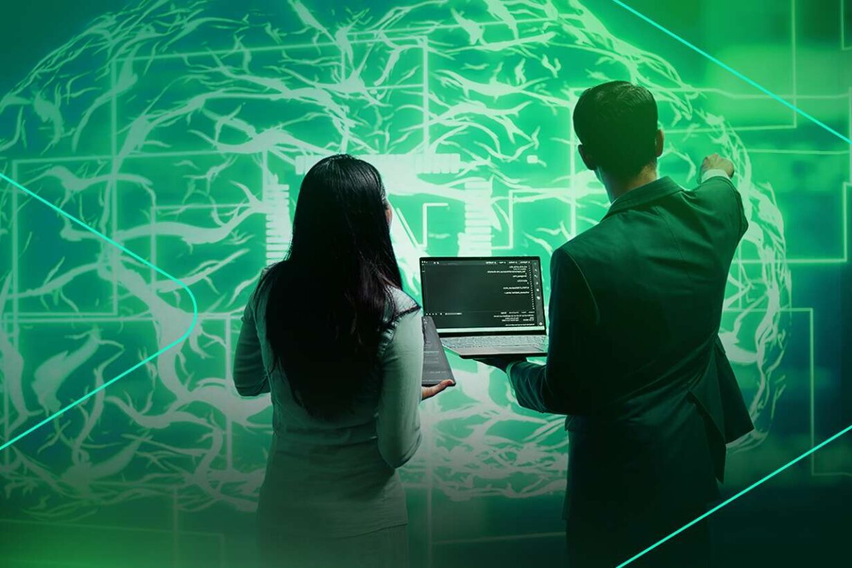 Profissionais analisando dados em um laptop