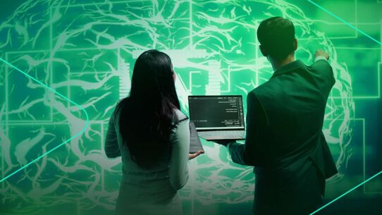 Profissionais analisando dados em um laptop