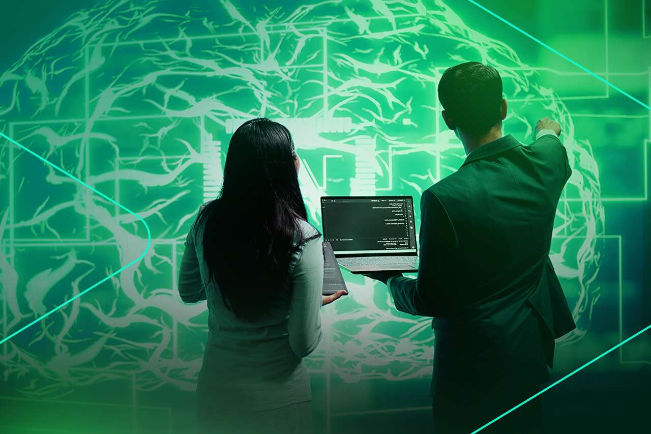 Profissionais analisando dados em um laptop
