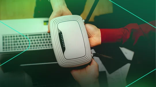 Pessoas segurando um roteador para conexão de internet.