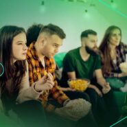 Grupo de amigos assistindo a filme com pipoca