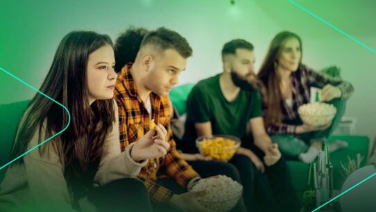 Grupo de amigos assistindo a filme com pipoca