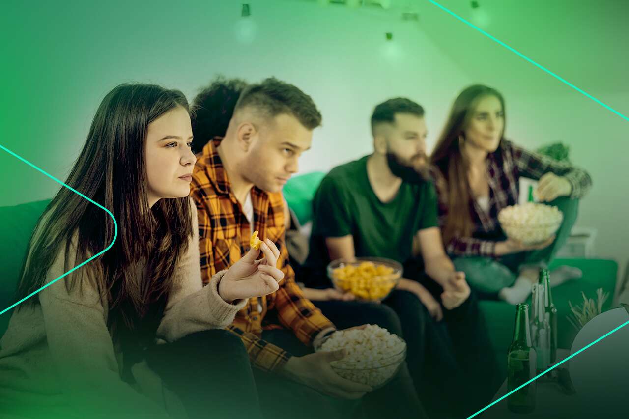Grupo de amigos assistindo a filme com pipoca