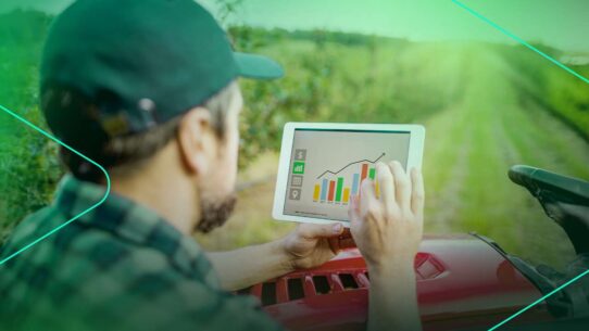 Homem analisando gráficos de dados agrícolas em tablet.