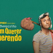 Personagem de Chespirito segurando uma bolsa colorida