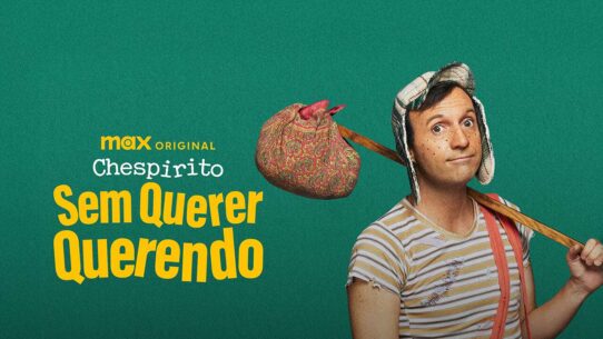 Personagem de Chespirito segurando uma bolsa colorida