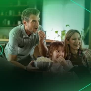 Família assistindo filme e comendo pipoca