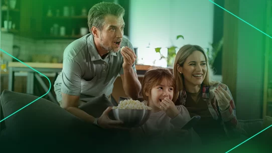 Família assistindo filme e comendo pipoca