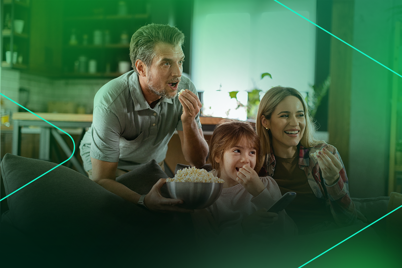 Família assistindo filme e comendo pipoca