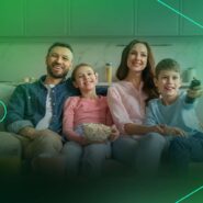 Família assistindo TV com pipoca no sofá