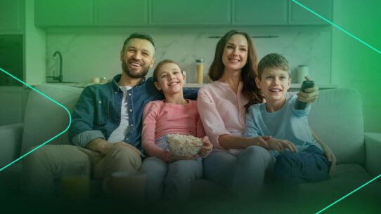 Família assistindo TV com pipoca no sofá