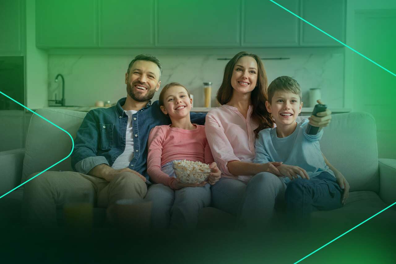 Família assistindo TV com pipoca no sofá