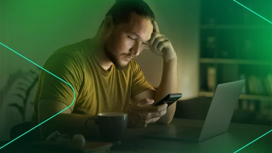 Homem preocupado usando celular em casa à noite